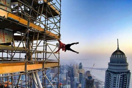 Tạo dáng lá cờ ở độ cao 400m