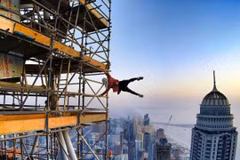 Tạo dáng lá cờ ở độ cao 400m