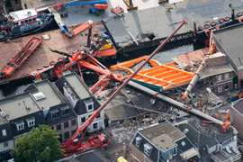Đổ cần cẩu đang thi công, sập nhiều nhà dân