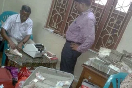 Quan chức Ấn Độ giấu "núi tiền" tham nhũng tại nhà riêng