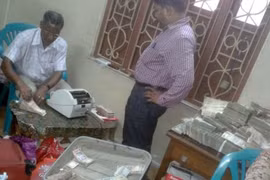 Quan chức Ấn Độ giấu "núi tiền" tham nhũng tại nhà riêng