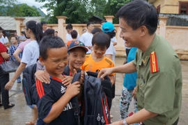 Nối tình thương, lại mong nối một cây cầu