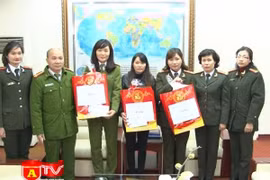 Hội phụ nữ CATP.Hà Nội trao quà cho hội viên có hoàn cảnh khó khăn