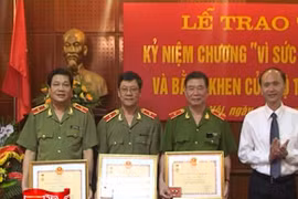 Trao Kỷ niệm chương “Vì sức khỏe nhân dân” và Bằng khen của Bộ trưởng Bộ Y tế
