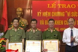 Trao Kỷ niệm chương “Vì sức khỏe nhân dân” và Bằng khen của Bộ trưởng Bộ Y tế