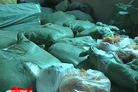 Phát hiện gần 2 tấn mực khô xé sợi, nghi trộn cao su