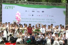 50 cặp cô dâu chú rể tranh tài "Marathon tình yêu và thuẻ thách"