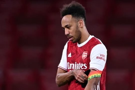 Aubameyang không ghi bàn thì thôi, đã ghi là... phản lưới nhà