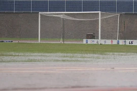 Sân Tự Do hóa thành "sông", trận mở màn giải hạng Nhất bị hoãn