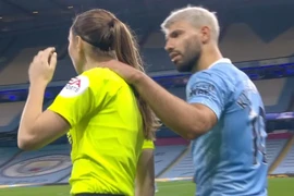 Hành động nhạy cảm với nữ trọng tài, Kun Aguero bị chỉ trích