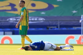 James Rodriguez ngã lăn quay khi bị cựu sao Arsenal đánh vào mặt