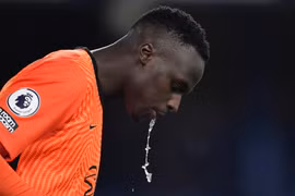 Cuối cùng thì Edouard Mendy cũng mắc sai lầm