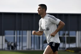 Ronaldo gây sốc, đột ngột trở lại Italia khi đang nhiễm Covid-19