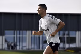 Ronaldo gây sốc, đột ngột trở lại Italia khi đang nhiễm Covid-19