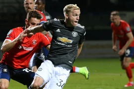 Lần đầu đá chính ở M.U, Van de Beek được động viên "xuất sắc nhất trận"