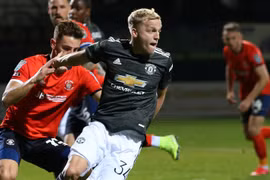 Lần đầu đá chính ở M.U, Van de Beek được động viên "xuất sắc nhất trận"