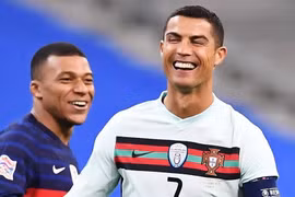 [ẢNH] Ronaldo gây sốt khi cười giòn tan cùng đàn em Mbappe