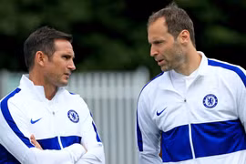 Chelsea "hoảng loạn" vị trí thủ môn, giám đốc Petr Cech phải xỏ găng trở lại