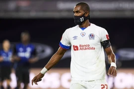 Xuất hiện cầu thủ chuyên nghiệp đầu tiên đeo khẩu trang thi đấu