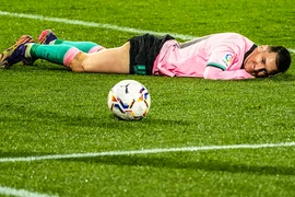 Messi thích thú ngắm nhìn quả bóng khi lập siêu kỷ lục ghi bàn