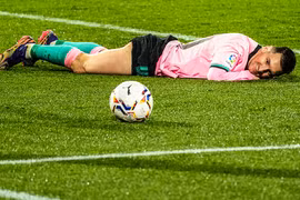 Messi thích thú ngắm nhìn quả bóng khi lập siêu kỷ lục ghi bàn