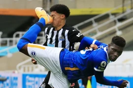 Khủng khiếp pha đạp vào mặt đối thủ như trên võ đài ở giải Ngoại hạng Anh