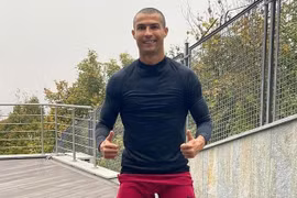 Xem Ronaldo cạo trọc đầu, hăng say rèn thể lực trong thời gian cách ly