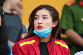 [ẢNH] Á hậu Huyền My đến sân cổ vũ "hậu duệ Thể Công" ở chung kết cúp Quốc gia