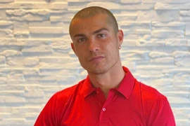 Bị virus Corona "kèm chặt", Ronaldo lỡ dịp chạm trán Messi