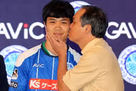 Công Phượng được "bầu" Đức giữ lại HAGL làm học trò Kiatisak