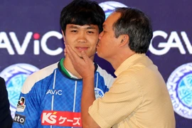 Công Phượng được "bầu" Đức giữ lại HAGL làm học trò Kiatisak