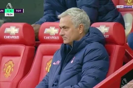 HLV Mourinho phải nhịn cười khi nhìn Tottenham dẫn M.U 6-1