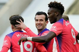 Chelsea lần đầu tiên lên đỉnh bảng Ngoại hạng Anh