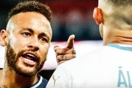 Nhận thẻ đỏ, Neymar vẫn cay cú muốn đấm thẳng mặt đối thủ