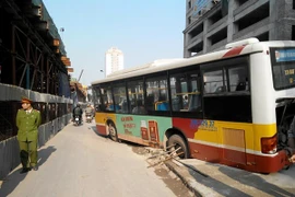 Xe buýt sụt hố ga ngay sát hiện trường vụ sập giàn giáo
