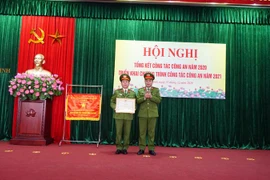 Trao tặng Huân chương bảo vệ Tố quốc cho Công an huyện Mê Linh 