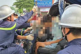 Cứu một lái xe bị mắc kẹt ca bin sau khi va chạm giao thông 