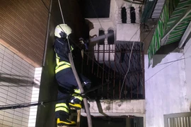 Cháy nhà 2 tầng trong đêm tại quận Hoàng Mai 