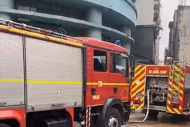Dập tắt đám cháy tại tầng dịch vụ chung cư ở quận Hoàng Mai 
