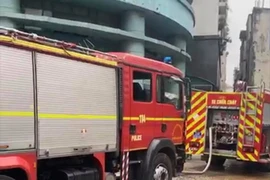 Dập tắt đám cháy tại tầng dịch vụ chung cư ở quận Hoàng Mai 