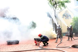 120 người tham gia diễn tập phương án chữa cháy tại chùa Chân Tiên 