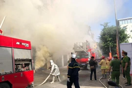 Huấn luyện kỹ năng thoát nạn cho người dân ở tập thể cũ 