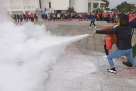 Nâng cao kỹ năng xử lý cháy, nổ cho cán bộ, giáo viên 