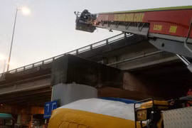 [Clip] Cứu nạn an toàn một người mắc kẹt tại gầm cầu đường cao tốc trên cao 