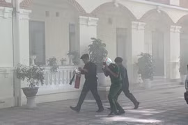 Hàng trăm học sinh tham gia thực tập cứu nạn, thoát nạn trong đám cháy giả định 