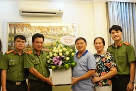 Ban giám đốc Công an Hà Nội thăm hỏi, chúc mừng lãnh đạo Công an hưu trí 