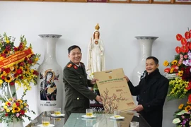 Công an Hà Nội chúc mừng, tặng quà cộng đồng giáo dân nhân dịp Giáng sinh 