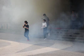 Ấn tượng với những hình ảnh cứu nạn, chữa cháy giả định ở tòa nhà cao tầng tại quận Hoàng Mai