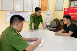 Vận động đối tượng chống người thi hành công vụ ra đầu thú 