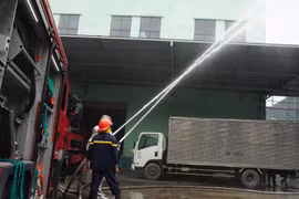 Clip: Tình huống giả định cứu nạn ô tô bị mắc kẹt trong kho xưởng cháy lớn